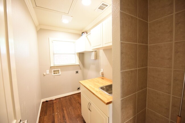 Building Photo - Walk to Inwood Village! Charming 3 bed 3 b...