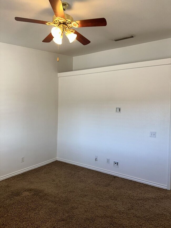 Building Photo - Unfurnished Pool Home