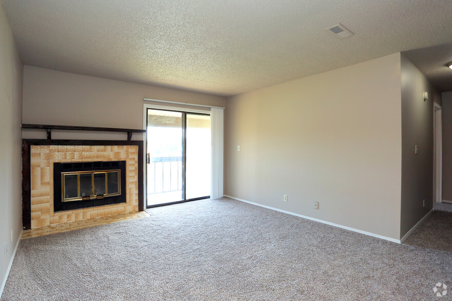 2bd Flat Fireplace - Bridgeport Apartments