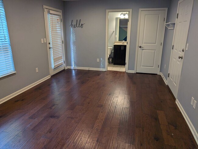 Building Photo - AVAILABLE NOW! Luxurious and Modern 3-4 Bedroom / 3.5 Bath Townhome in the Twin Lakes Community!