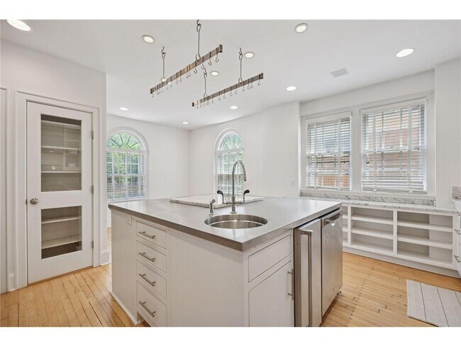 Building Photo - 1785 Dupont Ave S