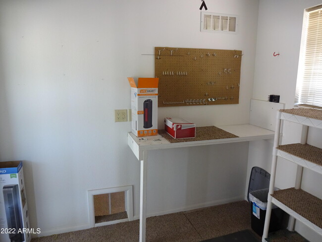 Building Photo - 9930 W Oak Ridge Dr