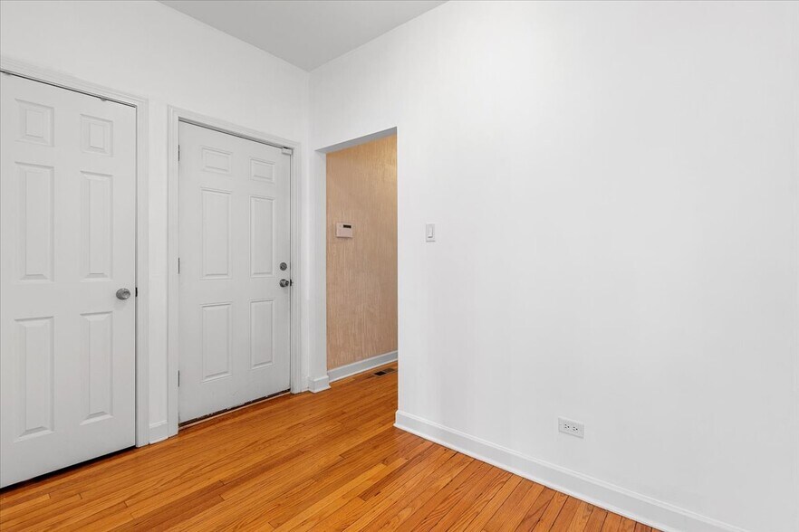 Building Photo - 6445 N Greenview Ave