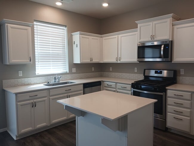 Building Photo - $500 OFF 1st months rent! Beautiful 2-Bedroom Home located in Redmond Oregon.