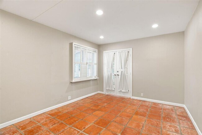 Building Photo - 3005 Village Dr