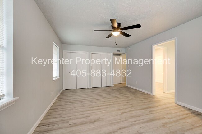 Building Photo - REMODELED 2 Bed 2 Bath 1 Mile West from Campus!