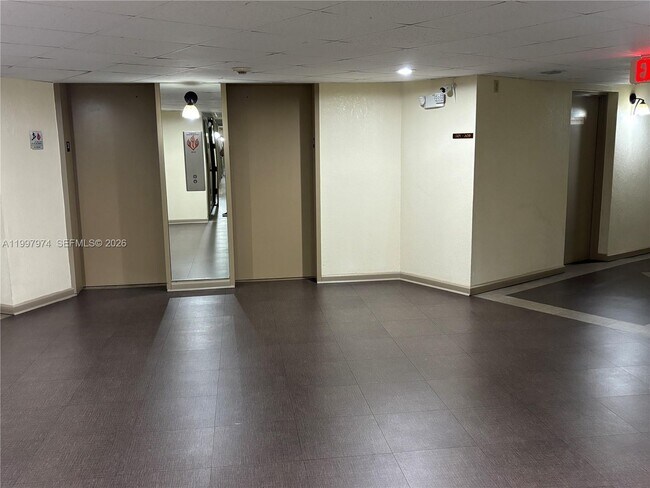 Building Photo - 10854 N Kendall Dr