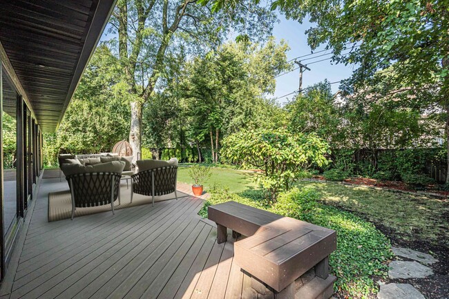 Building Photo - 623 Echo Ln