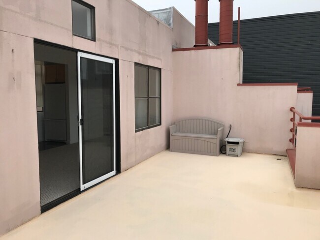 Building Photo - Studio w/Amazing Views, Walk-in Closet, Pa...