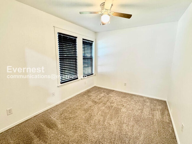 Building Photo - 3 Bed/1.5 Bath Home with Garage / Pet-Frie...