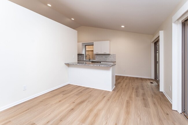 Building Photo - Spacious & Bright Broadmoor Townhome with Covered Deck!