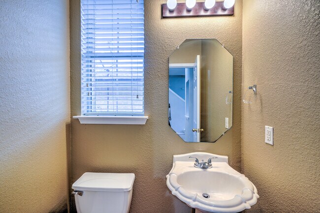 Building Photo - 807 Settlement St