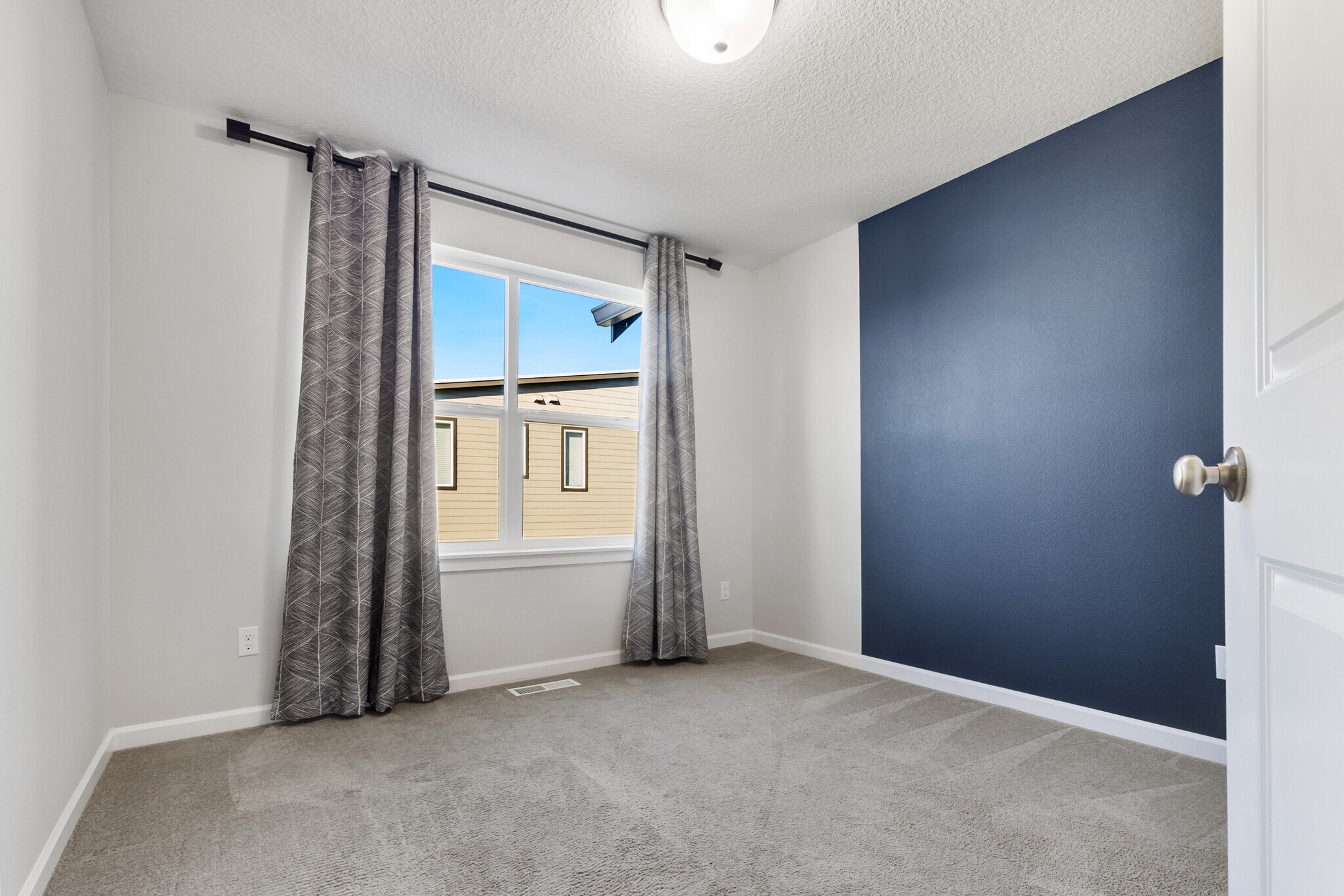 Building Photo - 7447 SE Chinquapin Dr