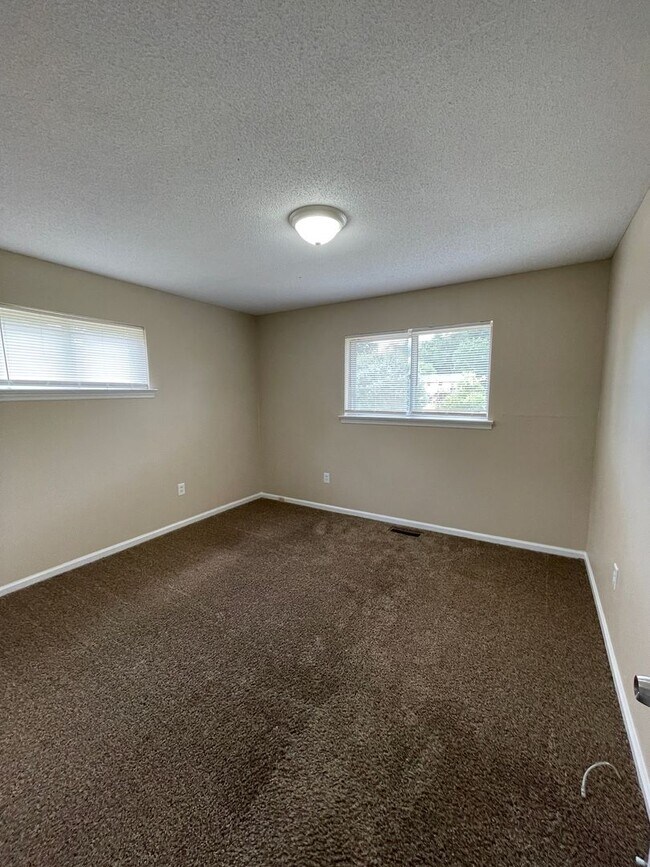 Building Photo - Nice 3 bedroom 2 bath home close to Harrison