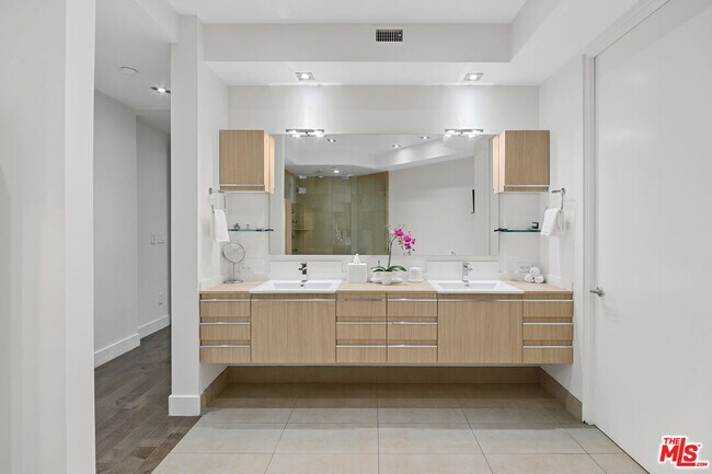 Building Photo - 443 N Palm Dr