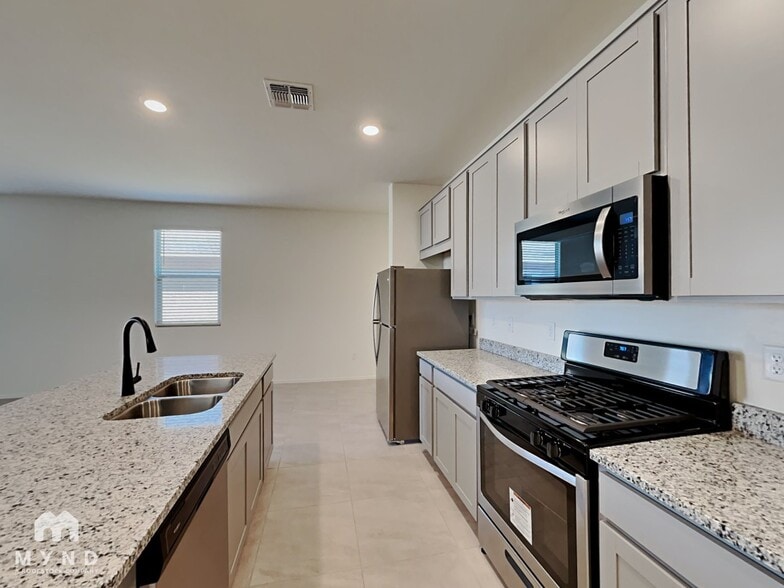 Building Photo - 7966 S Golden Bell Dr