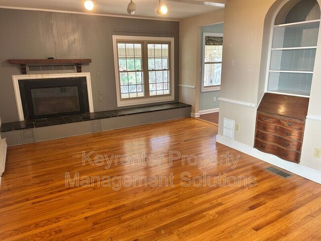 Building Photo - 127 College Cir