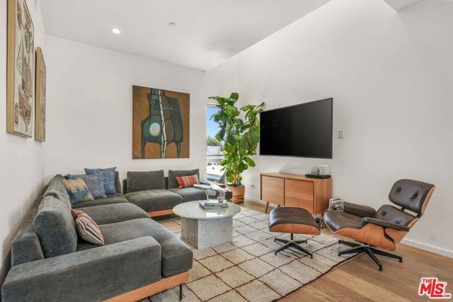 Building Photo - 3724 1/2 Vinton Avenue Apt #1/2, Los Angel...