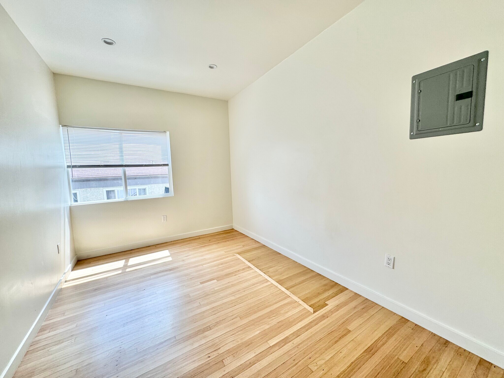 Building Photo - 515-518 3/4 N Mariposa Ave