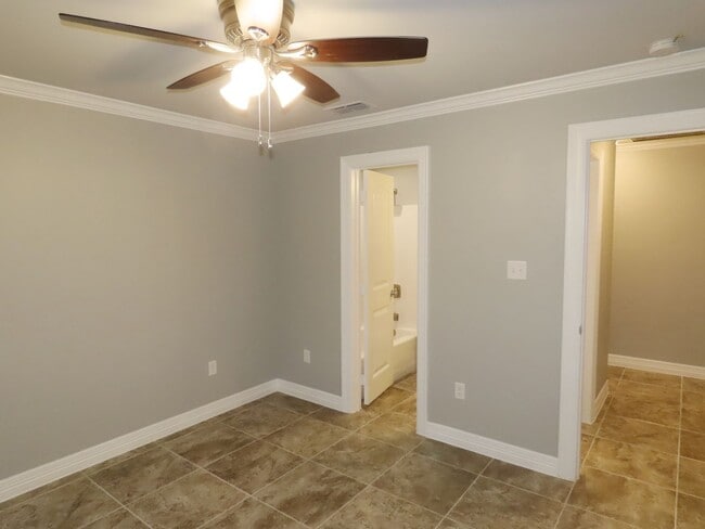 Building Photo - Beautiful 2 Bedroom, 2 Bath Duplex Near Ty...