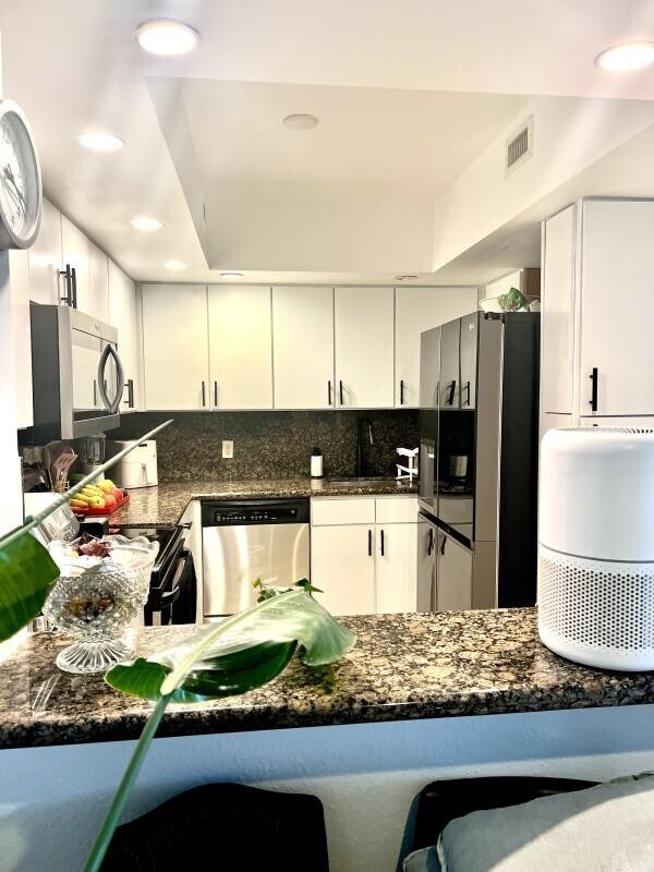 Building Photo - 5600 Collins Ave