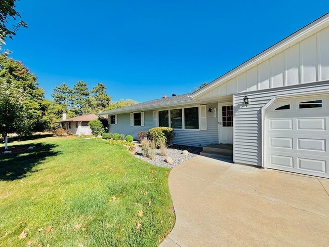 Building Photo - Sprawling 3bedroom 2bath Home in Roseville...