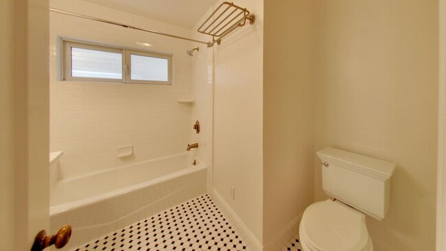 Building Photo - Lakeside 3 Bedroom / 3 Bathroom Single Fam...