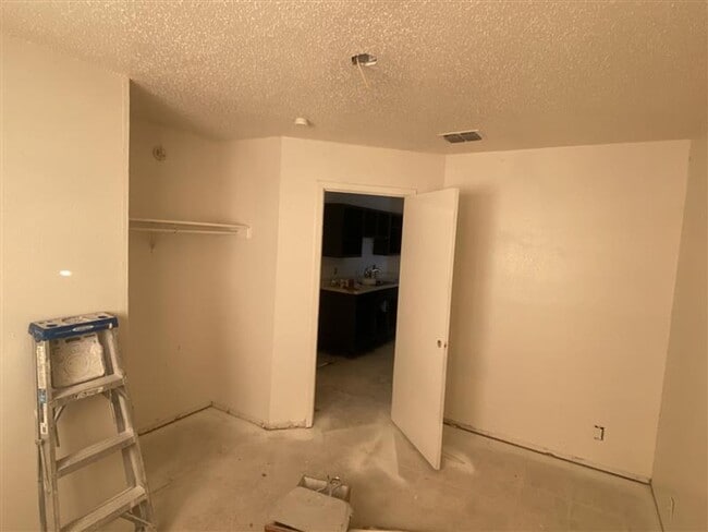 Building Photo - Cute 3/2 duplex with a garage