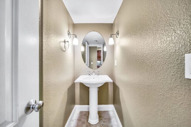 Building Photo - 3-Bedroom Townhome for Rent in Fremont!