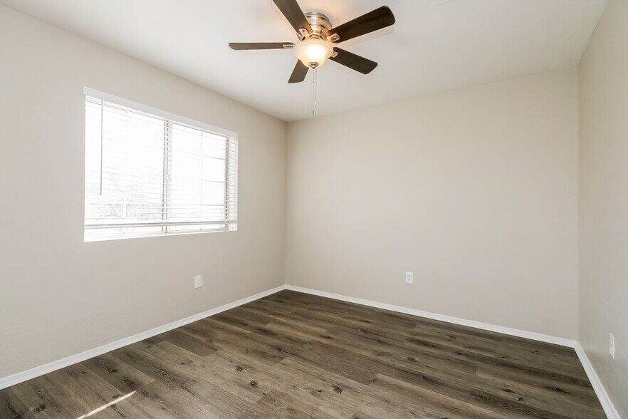 Building Photo - 1042 N Blackbird Dr