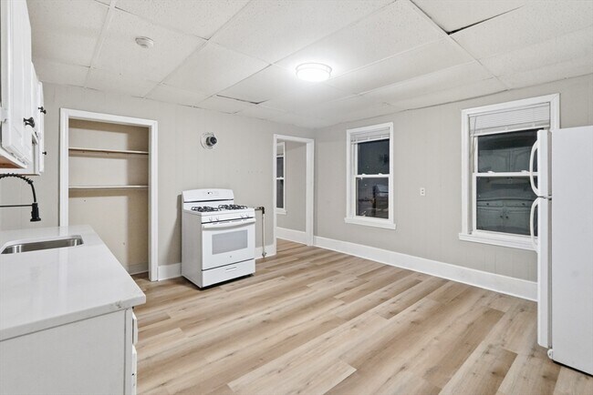 Building Photo - 168 Lunenburg St