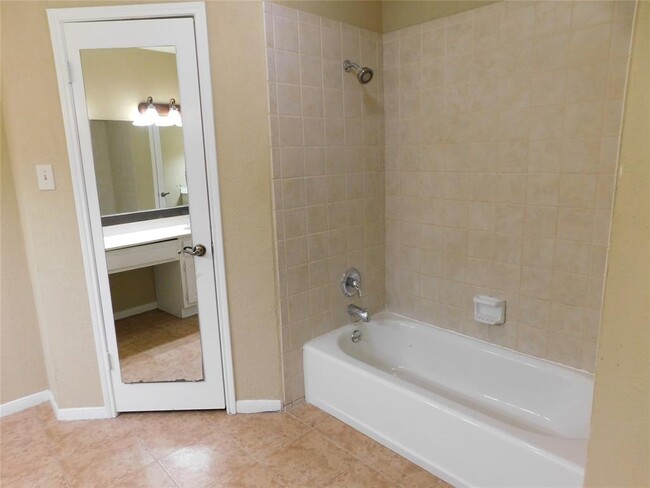 Building Photo - 2711 River Birch Dr