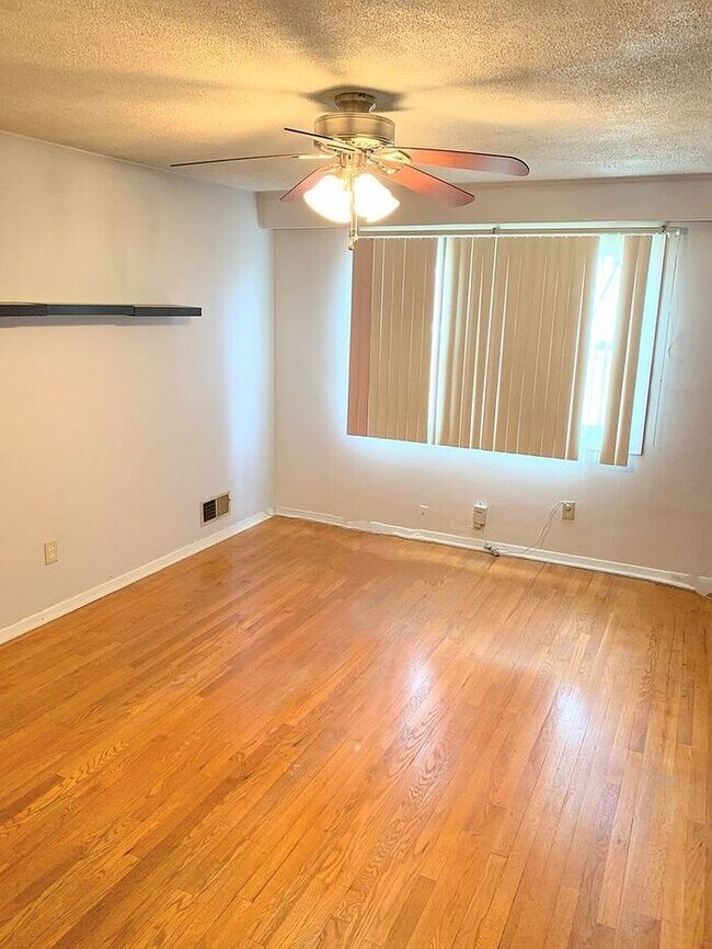 Building Photo - 3 Bedroom Semi-Detached house