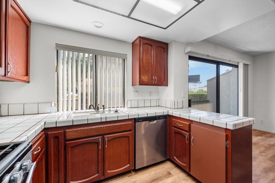 Building Photo - 7100 Balboa Blvd