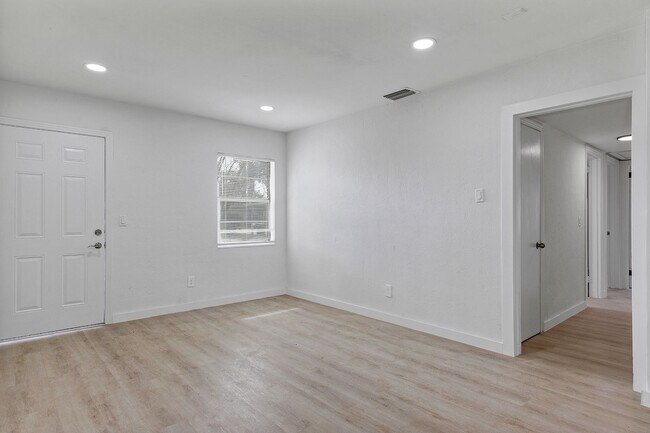 Building Photo - Beautifully Refreshed 3-Bedroom Home – Modern Kitchen & Spacious Interior