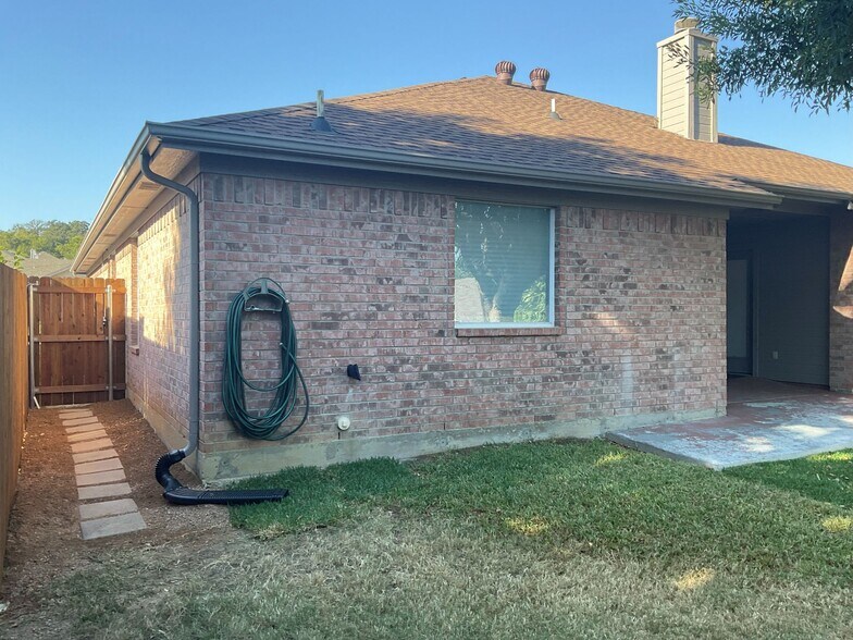 Building Photo - 708 Ridgehill Dr