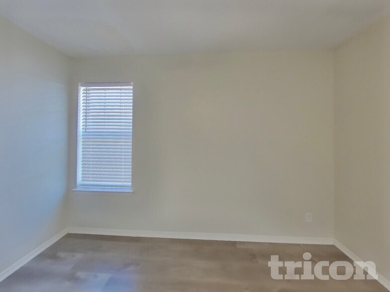 Building Photo - 820 Oak Grove Ln