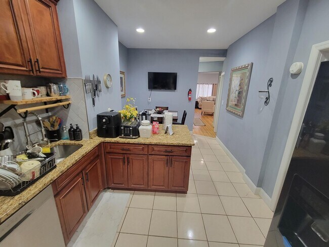 Building Photo - 415 66th St