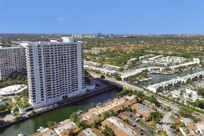 Building Photo - 2619 Parkview Dr S