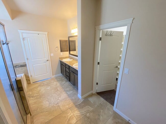 Building Photo - Gorgeous 4bed/3.5bath with 2 Master Bedrooms!