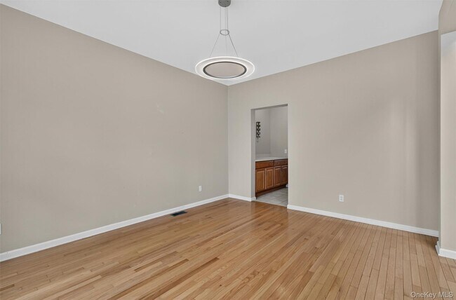 Building Photo - 5 Oldwyck Crescent