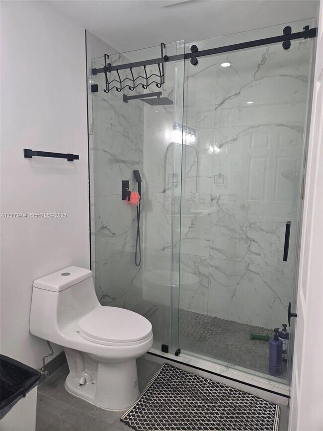 Building Photo - 733 Riverside Dr