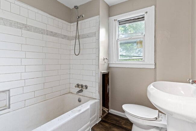 Building Photo - 1114 Roslyn Ave