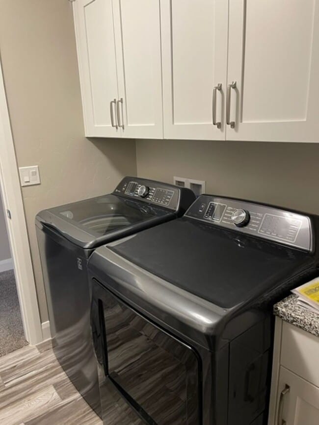 Building Photo - 3 Bedroom Home With Community Pool and Centrally Located