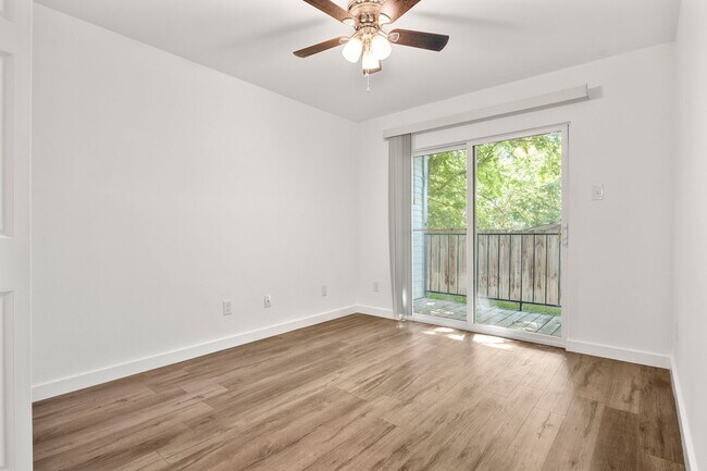 Building Photo - Updated North Austin Condo with Modern Fin...