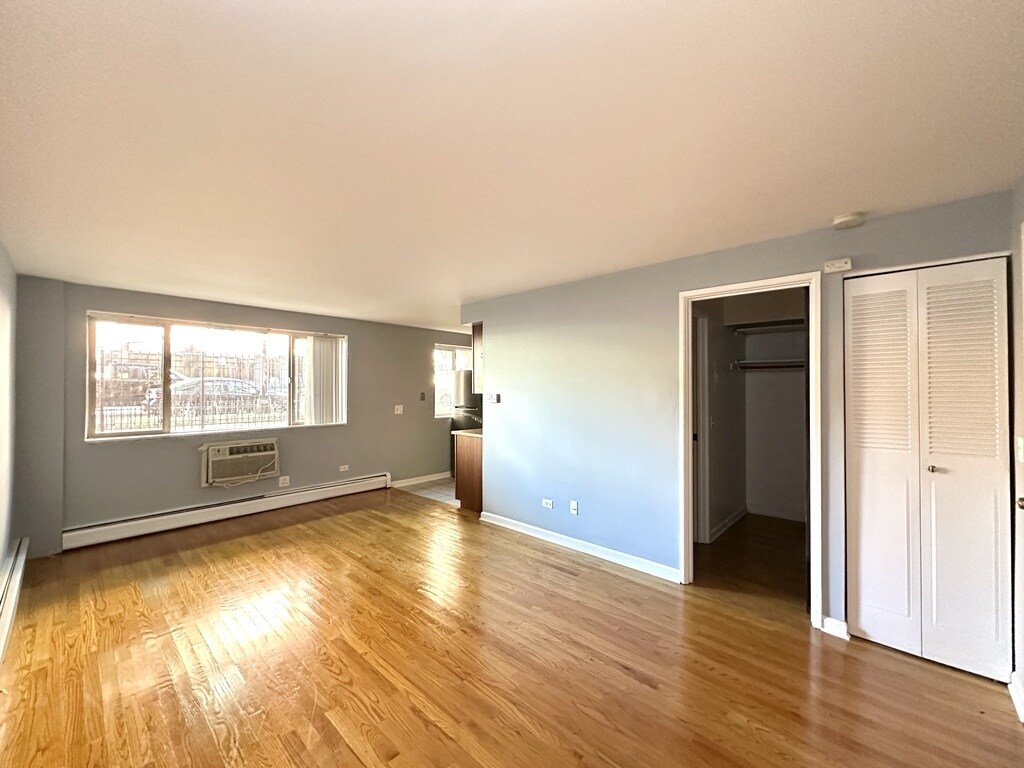 Building Photo - 5820 N Sheridan Rd