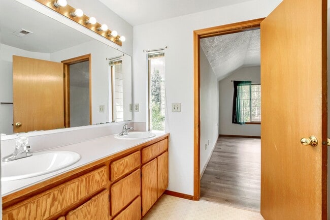 Building Photo - 3BR/2.5BA Two-Story Home in Bethany/NW Portland — Expansive Backyard Deck, Fully Fenced Yard & 2-...