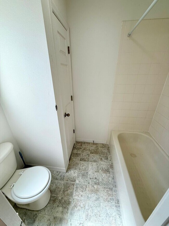 Building Photo - 2616 Plumberry Ave