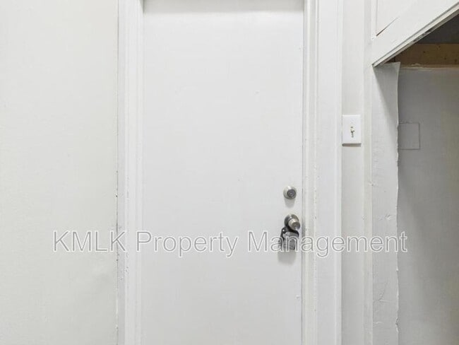 Building Photo - 543 Gage St