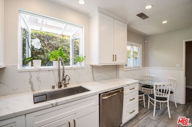 Building Photo - 1210 S Bedford Dr